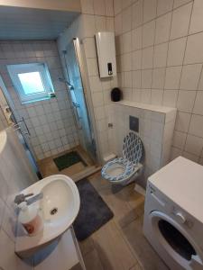uma casa de banho com um chuveiro, um lavatório e um WC. em worker-flat em Gelsenkirchen