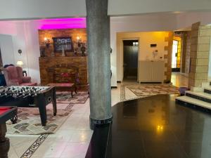 Al Fardous Luxury Vacation Home في كينج مريوط: غرفة معيشة مع طاولة ومدفأة