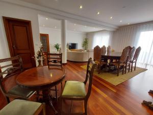 - un salon avec une table et des chaises ainsi qu'une salle à manger dans l'établissement Neves by BCA Villas, à São Gonçalo