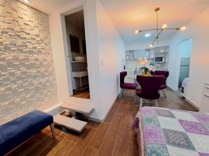 Habitación con cama, mesa y comedor. en Relax moderna tiny suite, en Manta