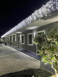 un edificio con muchas luces. en Hotel Trionfal en Qualiano