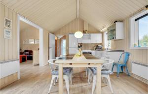 een keuken en eetkamer met een tafel en stoelen bij Cozy Home In Lgstr With Kitchen in Løgstør