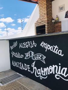 Placa ou logotipo da casa de hóspedes