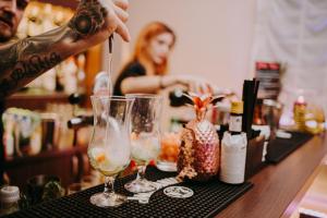 普鲁德尼克的住宿－Biała Akacja Resort & Business，酒吧酒保正在准备鸡尾酒