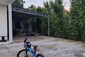 rower zaparkowany przed garażem w obiekcie Good place for your vacations 