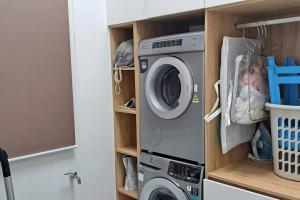 eine Waschmaschine und ein Trockner in einem Zimmer in der Unterkunft Good place for your vacations 