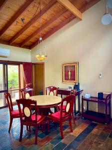 comedor con mesa y sillas en Melbourne Topview Villa in Dandenong ranges near Skyhigh, en Kalorama