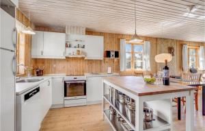 Η κουζίνα ή μικρή κουζίνα στο Beautiful Home In Hals With Wifi +10 φωτογραφίες