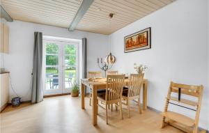 comedor con mesa y sillas en Stunning Home In Bandholm With Kitchen, en Bandholm