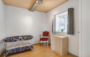 1 dormitorio con 1 cama, 1 silla y 1 ventana en Stunning Home In Bandholm With Kitchen, en Bandholm