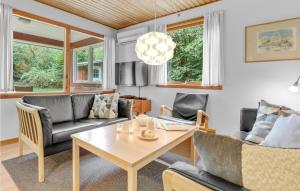 Posezení v ubytování Gorgeous Home In Nexø With Kitchen