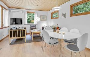 TV a/nebo společenská místnost v ubytování Gorgeous Home In Nexø With Kitchen