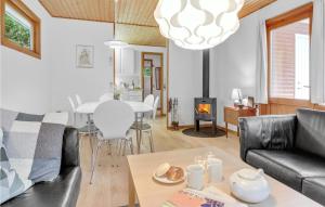 Posezení v ubytování Gorgeous Home In Nexø With Kitchen