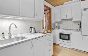 Kuchyň nebo kuchyňský kout v ubytování Gorgeous Home In Nexø With Kitchen