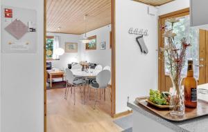 Nápoje v ubytování Gorgeous Home In Nexø With Kitchen