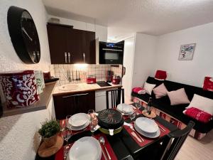 Mały apartament ze stołem i salonem w obiekcie Le Val d'Huez, Vue sur le Village et le Domaine w mieście LʼHuez
