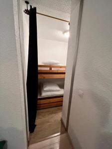 Łóżko lub łóżka w pokoju w obiekcie Le Val d'Huez, Vue sur le Village et le Domaine