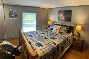 1 dormitorio con 1 cama con edredón en Bear Doodle 2.0 en Sevierville