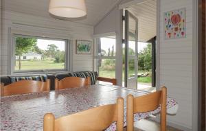 Neksøにある2 Bedroom Gorgeous Home In Nexøのテーブルと椅子のあるダイニングルーム