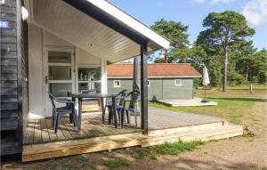 Neksøにある2 Bedroom Gorgeous Home In Nexøの家のポーチにテーブルと椅子が置かれている +13枚の写真