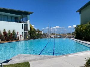 Nelly BayにあるBlue on Blue Superior Studio Room 1271の建物の前の大きなプール