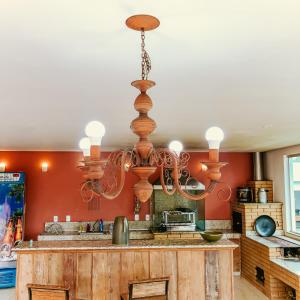um lustre numa cozinha com paredes vermelhas em Village Recanto Splendory em Prudente de Morais
