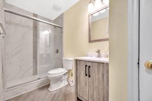 Koupelna v ubytování Cozy 2 Bedroom Pineville-Matthews Duplex Sleeps 8 + 21 fotografií