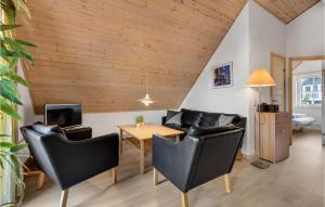 comedor con sillas negras y techo de madera en Beautiful Home In Grsten With Wifi, en Gråsten