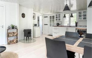 Η κουζίνα ή μικρή κουζίνα στο Amazing Home In Nexø With Wifi