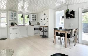 Η κουζίνα ή μικρή κουζίνα στο Amazing Home In Nexø With Wifi