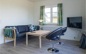 un soggiorno con divano, tavolo e TV di Stunning Apartment In Hasle With Kitchen a Hasle