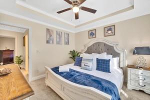a bedroom with a large bed with a ceiling fan at Cozy 2B Townhouse King Bed Free Parking TV in BRs in Concord