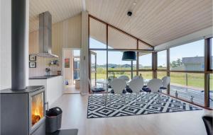 uma cozinha e sala de jantar com lareira numa casa em Amazing Home In Hjrring With Sauna em Hjørring