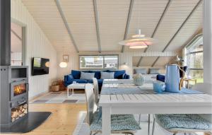 uma sala de estar com uma mesa e uma lareira em Lovely Home In Broager With Wifi em Broager