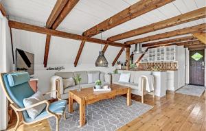 Setusvæði á Beautiful Home In Løgstrup With Wifi