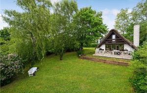 Garður fyrir utan Beautiful Home In Løgstrup With Wifi