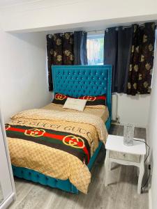 En eller flere senge i et værelse på Double Room with Private Shower room Close to City center and UOB Free Onsite Parking Private Fridge with Shared Kitchen and Lounge access