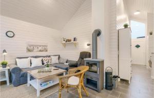 salon z kanapą i piecem opalanym drewnem w obiekcie Cozy Home In Krems Iiwarderbrück w mieście Göls