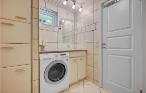 een wasruimte met een wasmachine en een spiegel bij Gorgeous Home In Odder With Kitchen in Odder