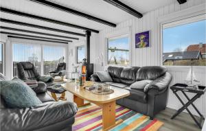 sala de estar con muebles de cuero y mesa en Stunning Home In Hejls With Kitchen, en Hejls