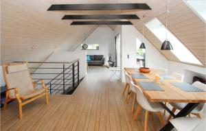 een eetkamer met een houten tafel en stoelen bij Beautiful Home In Sams With Wifi in Nordby