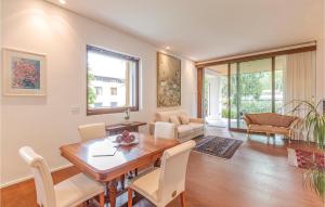 uma sala de estar com uma mesa de madeira e uma sala de jantar em 2 Bedroom Nice Home In Borgo San Dalmazzo Cn em Borgo San Dalmazzo