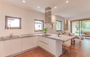 A kitchen or kitchenette at Gorgeous Home In Borgo San Dalmazzo Cn