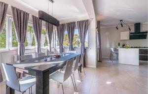 - une salle à manger et une cuisine avec une table et des chaises dans l'établissement Stunning Apartment In Beloci With Wifi, à Rebići