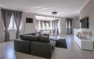 - un salon avec un canapé et quelques fenêtres dans l'établissement Stunning Apartment In Beloci With Wifi, à Rebići