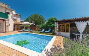 Piscina de la sau aproape de Awesome Home In Kanfanar With Outdoor Swimming Pool