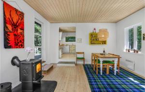 Una cocina o cocineta en Lovely Home In Fårevejle With Kitchen