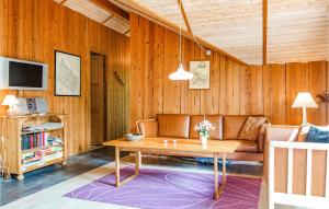 ein Wohnzimmer mit Sofa und Tisch in der Unterkunft 3 Bedroom Cozy Home In Nexø in Neksø
