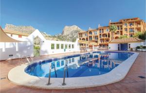 una piscina en un hotel con montañas en el fondo en Gorgeous Apartment In Altea With Kitchen en Altea