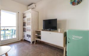 TV a/nebo společenská místnost v ubytování Lovely Apartment In Altea